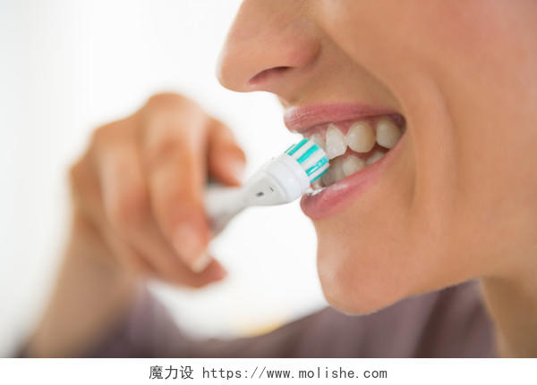 女性拿着牙刷刷牙